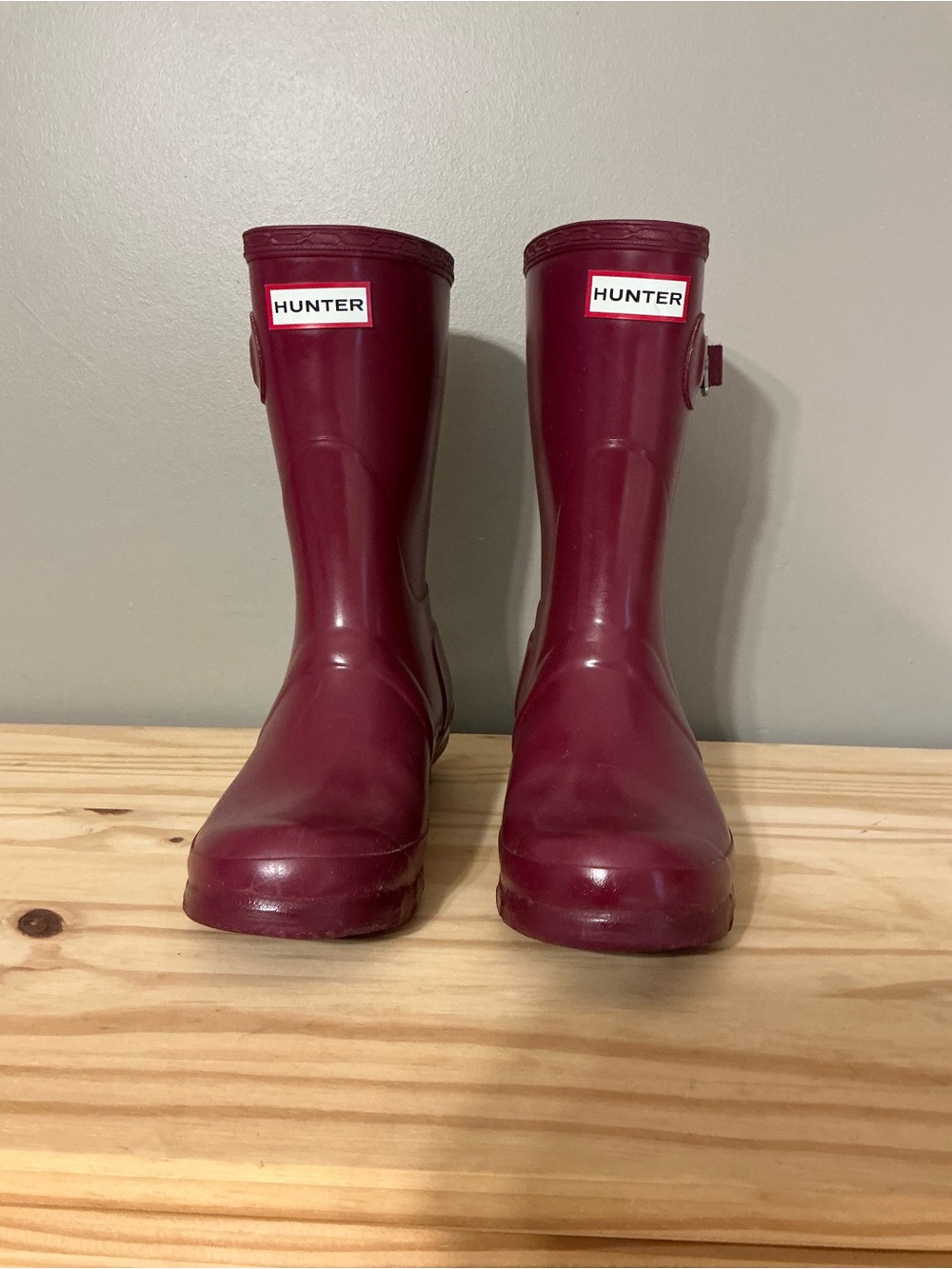 Hunter Short Classic Gloss Rain Boots in Raspberry Red